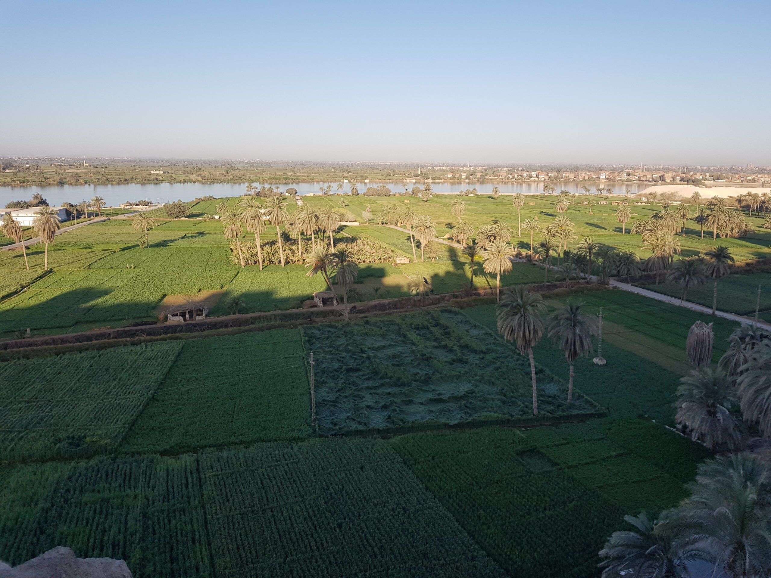 Nil und grüne Felder bei Deir Gebel El-Tayr in Minya, Ägypten