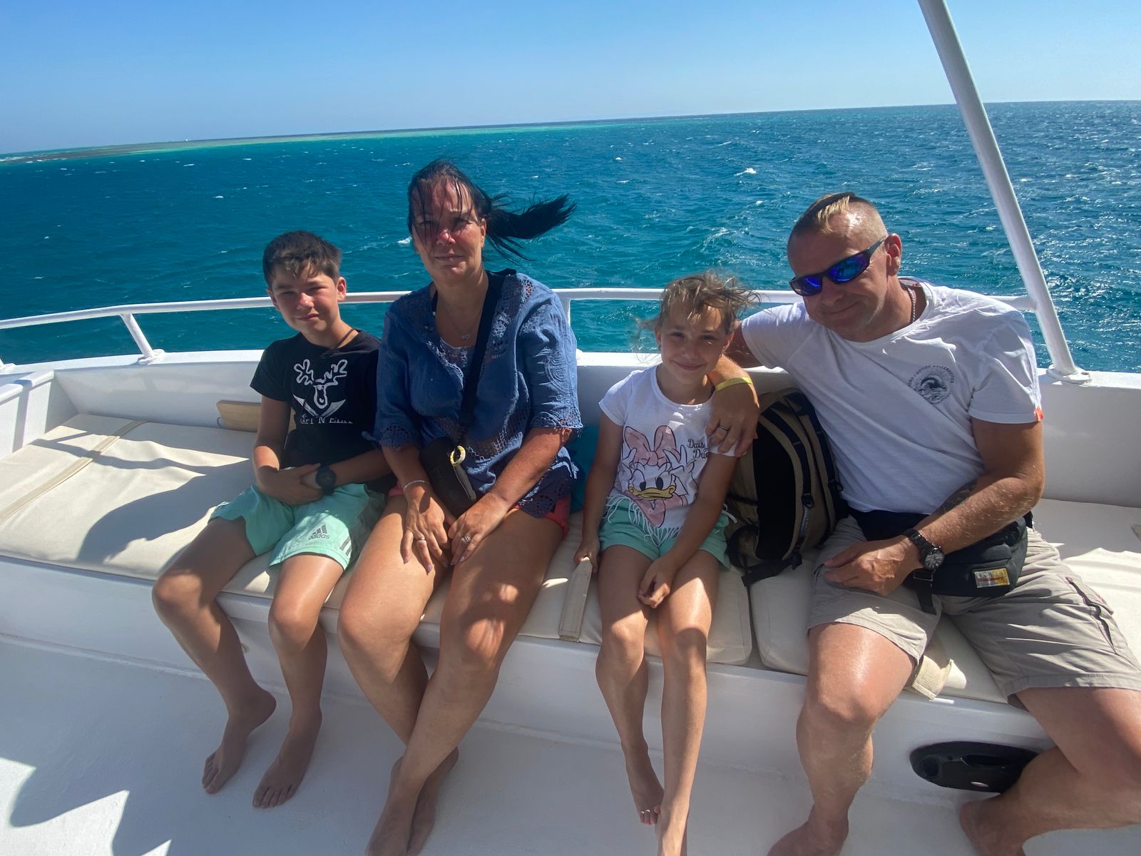 Familie auf einem Boot im Roten Meer bei Hurghada