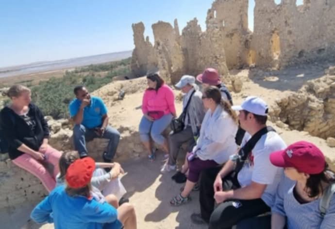 Touristengruppe mit Reiseleiter am Amun-Tempel in der Siwa-Oase